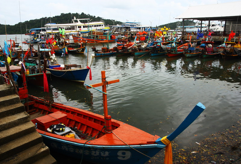  [b]สภาพท่าเทียบเรือในเช้าวันนี้ วันที่เรือเล็กพากันจอดอยู่เต็มไปหมด โดยที่ไม่มีลำใหนคิดที่จะหันหัวเ