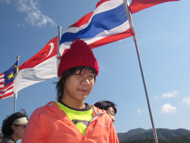 ธงชาติไทยของเรา ก็อยู่ บนเรือด้วย คนไทยที่นี่ก็เยอะมาก ขนาดเรือ ประกาศ ยังใช้ ภาษาไทยเลย ครับ