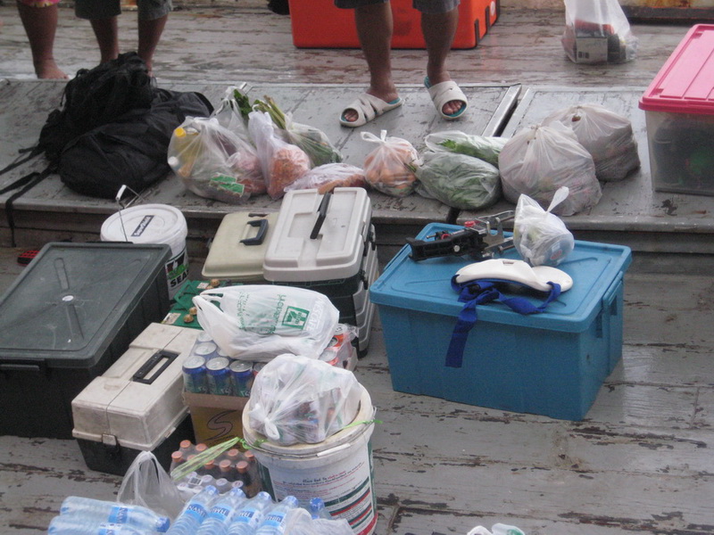 ขนของลงเรือ ตามเวลานัดหมาย ที่ทับละมุ