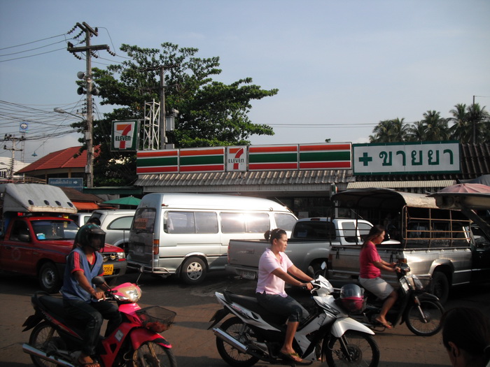                                    โดยสารมากับรถคันนี้       แวะหาเสบียงตลาดทองผาถูมิ
             