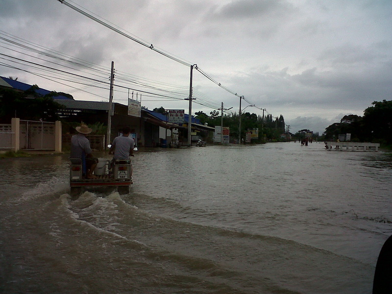 เรียบร้อยครับหน้าหมู่บ้านท่วมหมดม