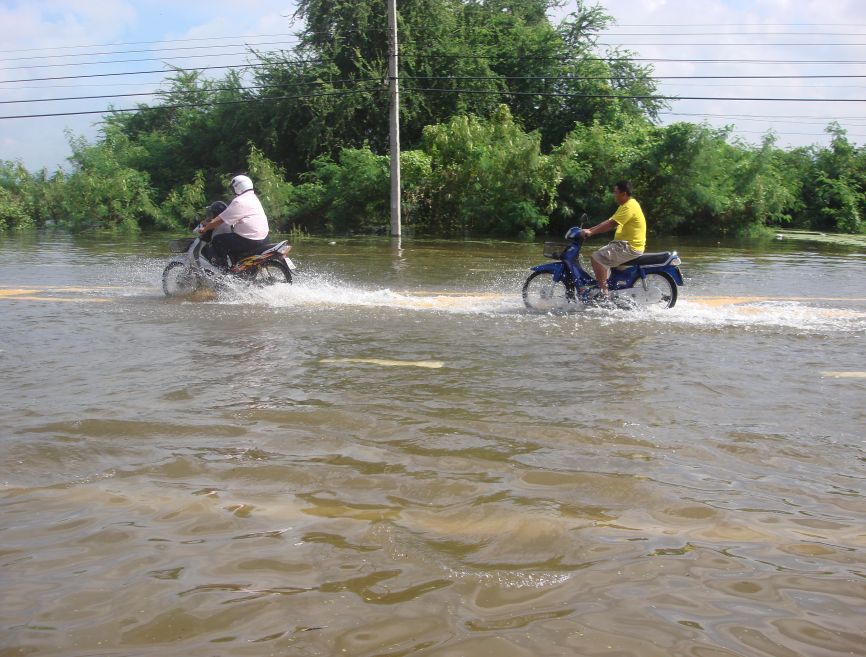 จุดด้านริมถนนด้านนี้ครึ่งล้อรถมอไซร์ครับ