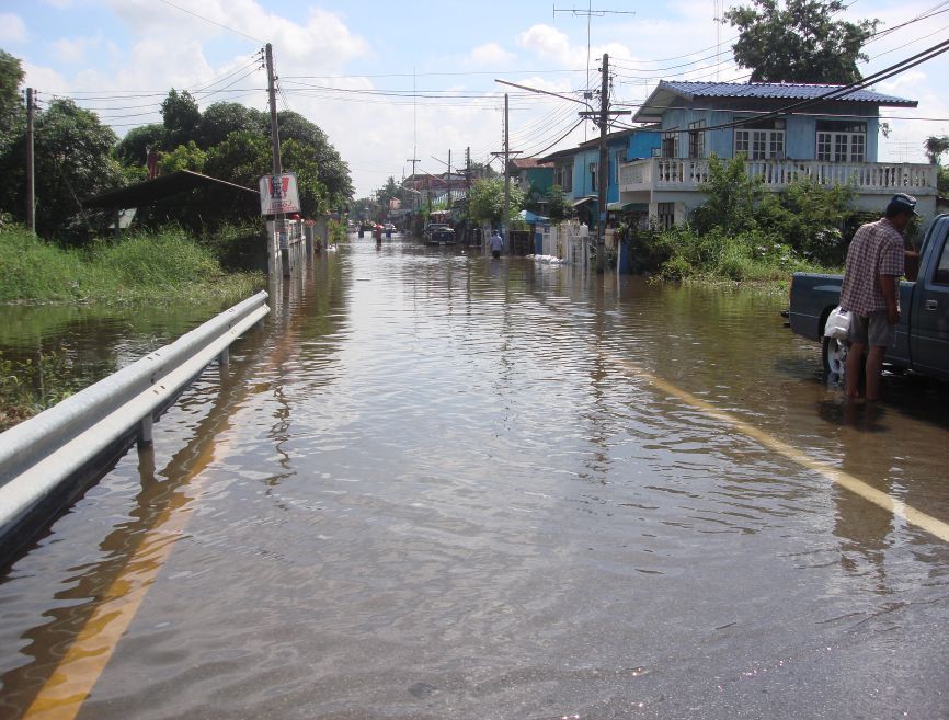 บางชุมชนเข้าได้บางชุมชนถนนถูกตัดขาด :sad: