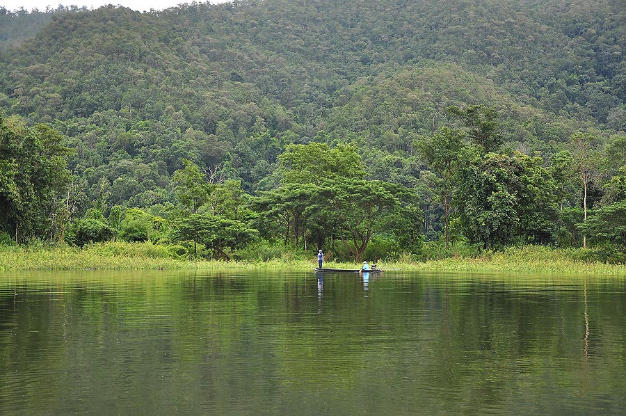 เอ๊ะ......เรือใครมาลอยลำอยุ่ตรงนั้นหว