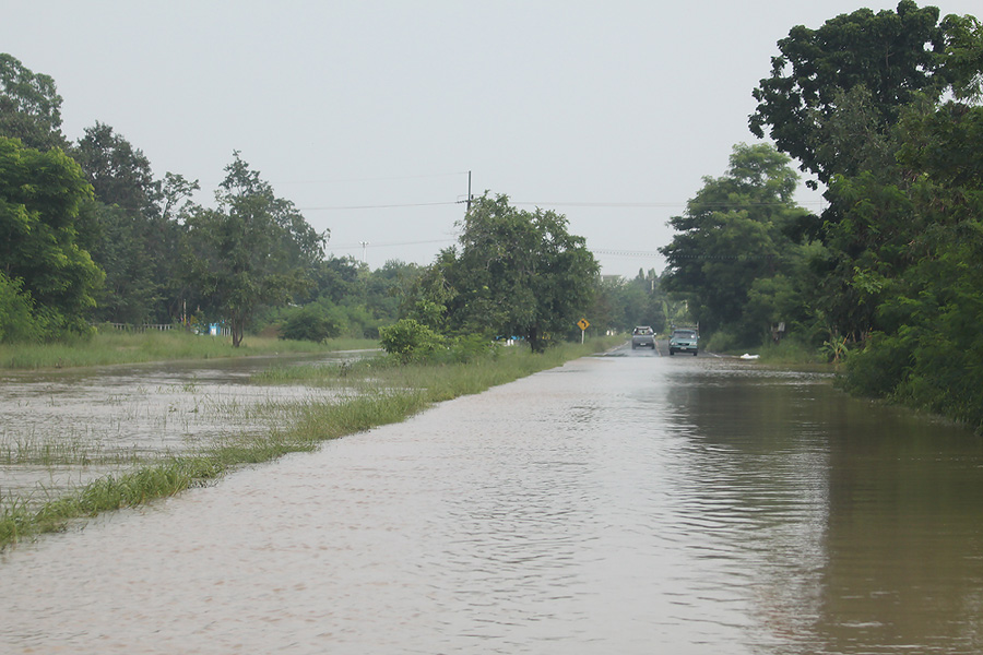 สภาพแบบนี้เกือบตลอดเส้นทางระหว่างทางจากตัวเขื่อนลำพระเพลิง-สี่แยกตัดอำเภอปักธงชัย  :frown: