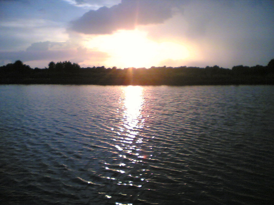 ว่าแล้ว  ก็ถ่ายภาพพระอาทิตย์ ตอนก่อน 6 โมง กำลังจะตกดิน ท่ามกลางลมแรง ผิวน้ำกระเพื่อม ยากต่อการตกปลา