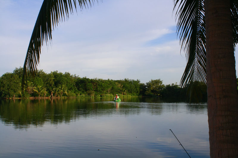 ผมอยู่ในเรือ ส่วน เจ้าเดียร์ ยืนท้ายเรือ
 :grin: :grin: