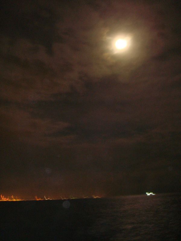 ออกเดินทางไปตกปลากันวันนั้น 
เดือนเต็มสุดๆ ฟ้าเปิดอีกต่างหาก
แสงพระจันทร์ส่องกระทบน้ำ 
เป็นวิวที่
