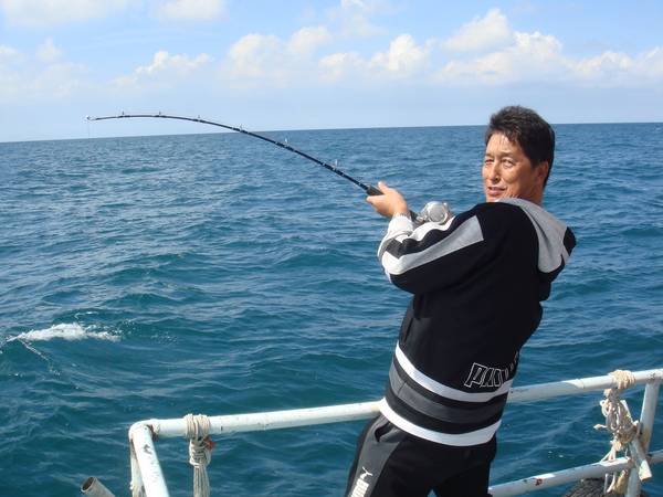 หลังจากจากนั้น
ไต๋นนท์ก็เรียกจากท้ายเรือ
มีปลาเข้าแล้ว ก็เลยให้คุณ Tsuchiya san เย่อก่อนเลย
