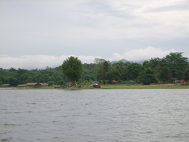 เห็นท่าเรือละครับ :grin:แต่ในเรือที่มาช่วยอีกท่านหนึ่งที่นอนอยู่ในเรือรู้สึกคุ้นๆแฮะ :confused: :ang