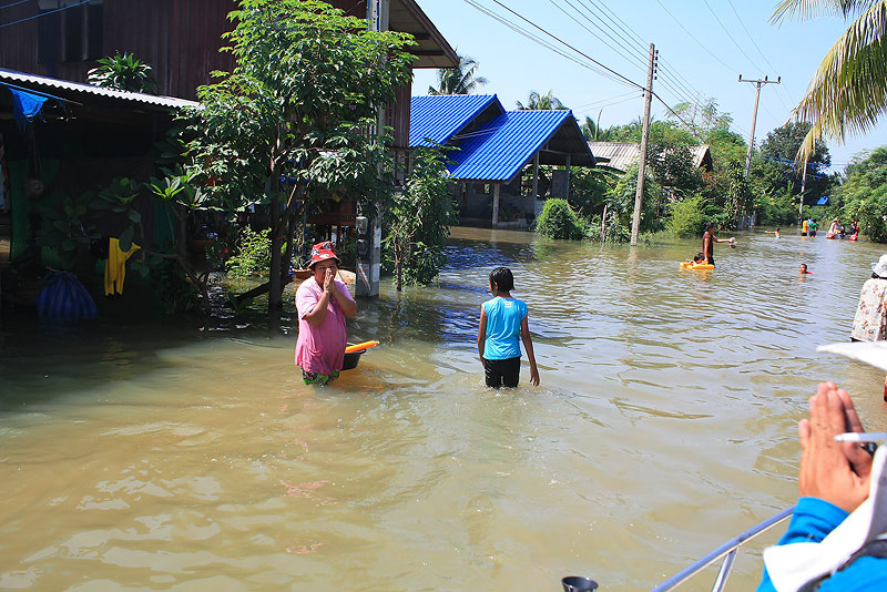 คราวนี้ก็ลัดเลาะไปตามลำน้ำมูลขึ้นต้นน้ำแต่เรือเราผ่านไม่ได้ติดสะพานที่ระดัยน้ำท่วมเกินที่เรือเราจะผ่