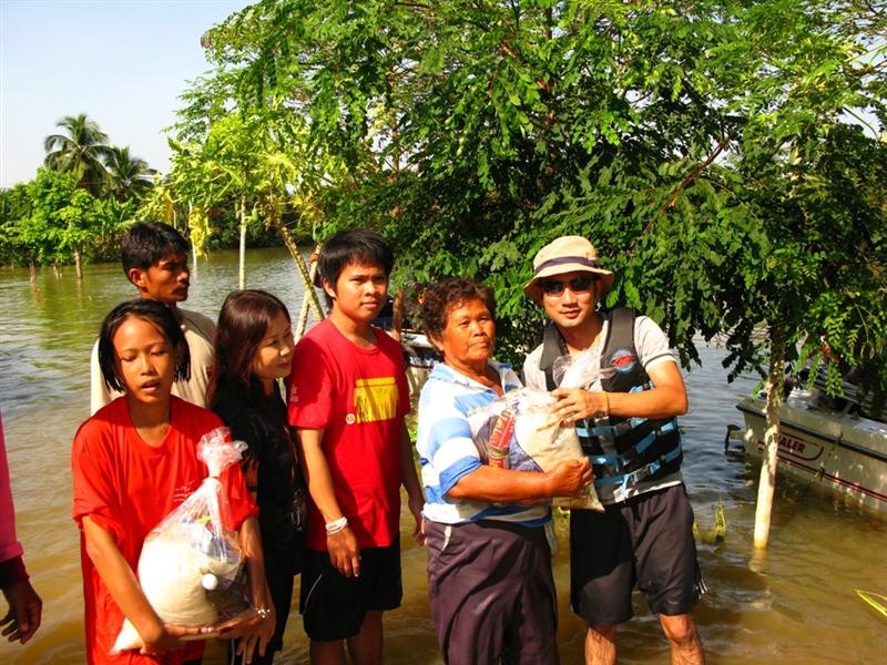 พี่เอกเพิ่งเคยออกงานครั้งแรกครับพึ่งเคยลากเรือออกจากบ้านครั้งแรกในชีวิตคงได้บุญเยอะ