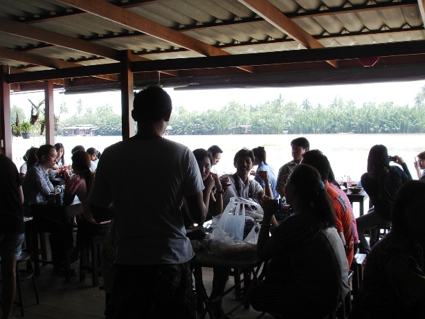 บรรยากาศในร้านติดแม่น้ำ บางปะกง