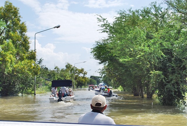 คาราวานเรือ เพื่อผู้รอคอยทุกความหวังครับ