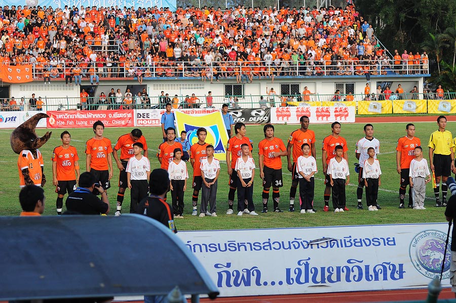 ใกล้เริ่มการแข่งขันแล้วครับ ทีมเชียงราย ครับ เสื้อสีส้ม :cool: :cool: :cool: