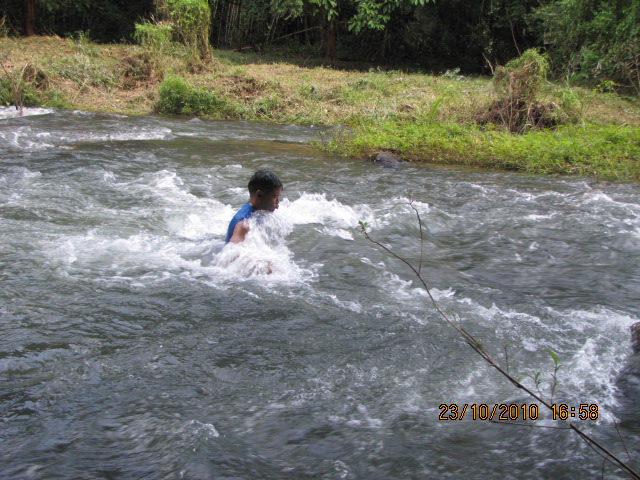 สงสัยไม่เคยเล่นน้ำตก

 :laughing: :laughing: :laughing: