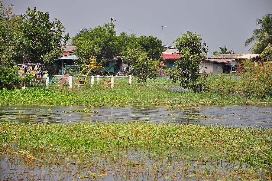 หมู่บ้านอยู่ข้างใน แต่ปัญหาคือเรือวิ่งเข้าไปไม่ได้แน่ๆ เลยประสานกับรองนายกให้ประกาศออกมารับที่ถนนแทน