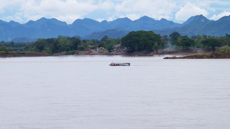  [center] [b]บรรยากาศริมโขงในวันที่ฝนตกปรอยๆทั้งวัน ฝั่งตรงข้ามคือเมืองหินบูน น่าอยู่มาก[/b][/center