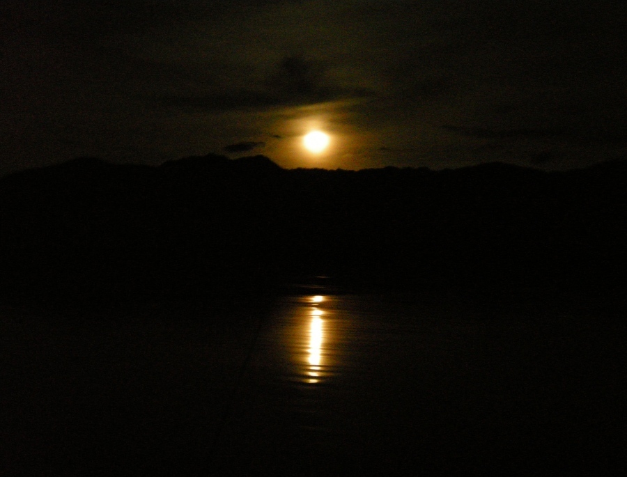 คืน 2 พระจันทร์ขึ้น ที่เขื่อนศรี สวยครับผมถ่ายได้มาเท่านี้  :blush: