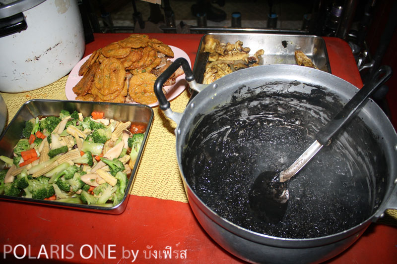 ผัดผัก ทอดมัน พี่ยะทำ สวนไอ้ดำๆในหม้อนั้น ลูกค้าชาวสิงคโปร์ทำให้ลองกินกัน :umh: :umh: :umh:
