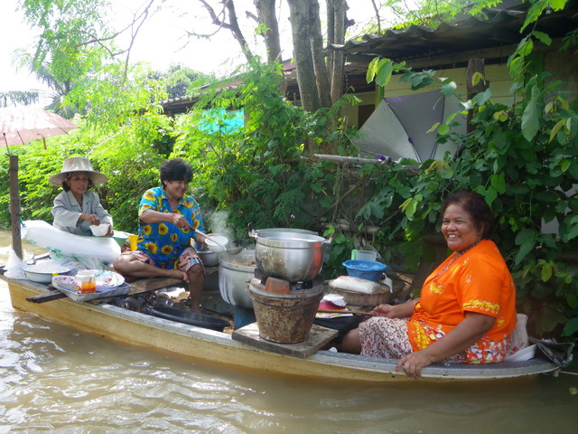 มีก๋วยเตี๋ยวเรือด้วย    :laughing: :laughing: :laughing: