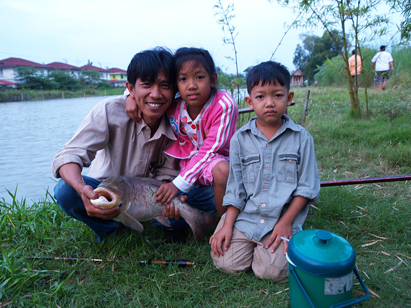 ครอบครัว น้าเจี๊ยบ น่ารักมาก ไปตกปลาที่ไหน จะพาครอบครัวไปด้วยเสมอ ผมถือโอกาสลากันด้วยภาพนี้เลยนะครับ