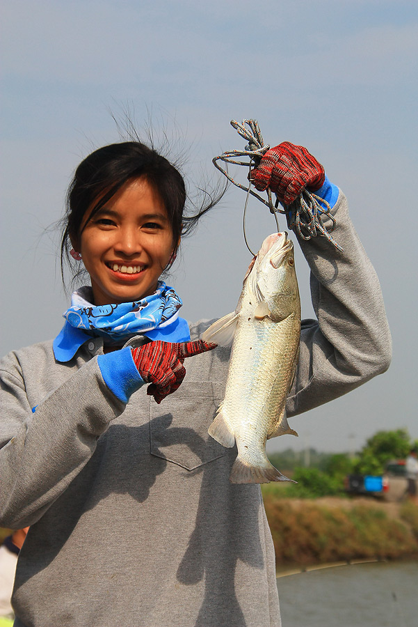 ภาพสาว ๆ ถือปลา ชอบจริง ๆ จัดให้ไปอีกใบเล้ยยยย
 :grin: :grin: