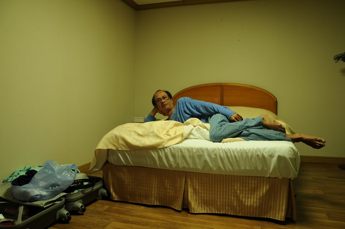 แล้วก็เข้าที่พักที่โรงแรม โซรัค ฮันวา ครับ รูปนี้ถ่ายมายืนยันให้เมียดูครับว่านอนคนเดียวจิงๆ  :laughi