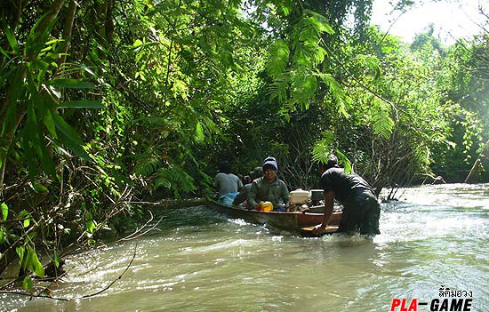 เรือลำเจ้ามืด เล็ก กุยบุรี ต้องนั่งกลับมาข้างหลัง คอยวิดน้ำ
เพราะลำนี้แตกตั้งแต่ วันแรก และแก่งแรก 