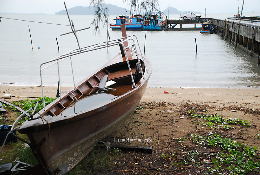 ถึงแล้วครับ ท่าเทียบเรือ ฝนหยุดพอดี ^^