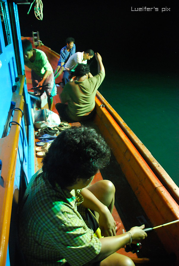 ทิ้งสมอ รอไดน์หมึก เด็กเรือจะทำมื้อค่ำ เดินมาถามหาพริกสด ที่หัวเรือ

ต่างคน ต่างมองหน้ากัน แล้วก็บ