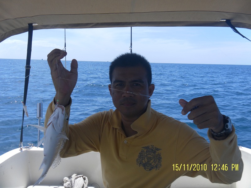 หลังจากนั้นก็ไม่มีเวลาถ่ายรูปเลยปลากินตลอดพอปลาเริ่มห่างตัวก็ย้ายไปเข้ากองในน้ำ30เมตรเป็นประการังเที
