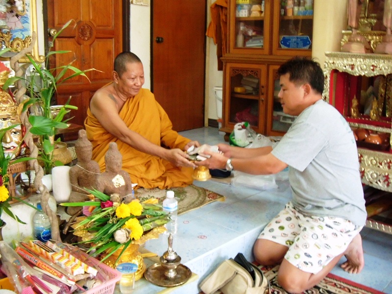 [b]ขออนุญาติ เป็นตัวแทนของทุกๆท่าน ถวายเงินให้ทางวัดเลยนะครับ สาธุ สาูธุ สาธุ[/b]  :cheer: :cheer: :