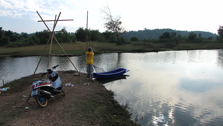 
  แต่นี้ซิ....  ของที่เราตามหา เรือ..  ของใครไม่รู้ ..!!   น้านุ เอาออกด่วนเลย ไปกัน...ก่อนเจ้าของ