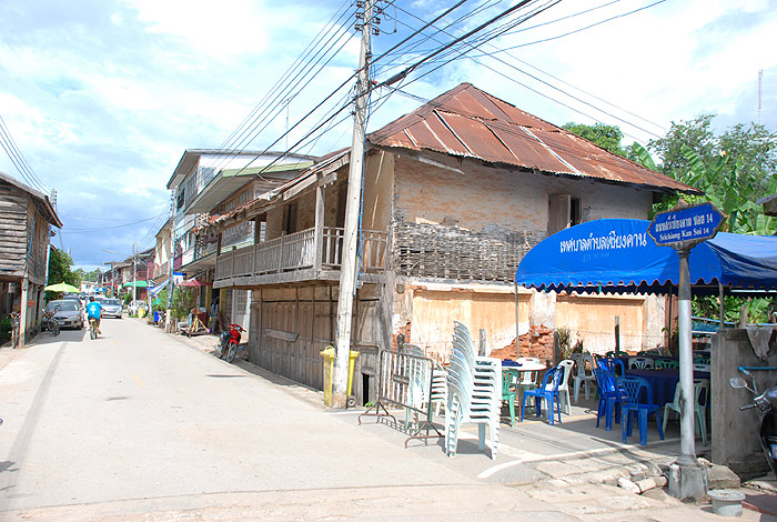 บ้านหลังนี้รายการข่าว 3 มิติ เคยมาถ่ายครับ

บ้านโบราณ เจ้าของอยู่ต่างประเทศ ไม่ขาย

ตัวบ้านทำจาก