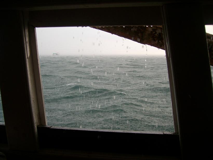ช่วงเวลาที่ปลากำลังกิน ฝนก็ได้ตกมาอย่างหนักต้องเข้าไปหลบในเก๋งเรือ
