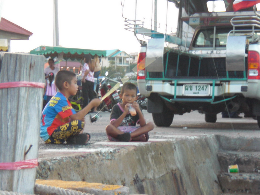 ระหว่างรอเรือโดยสารออกจากท่า  พลันเห็นเด็กๆ เยาวชนคนรุ่นใหม่  นั่งอยู่ปลายสะพาน เหวี่ยงเหยื่อกุ้งตกห