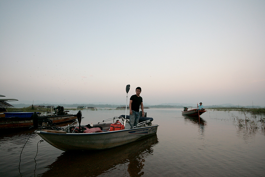 
 [b]  เห็นเค้าว่า  คนมีเรือ  จะมีวันที่