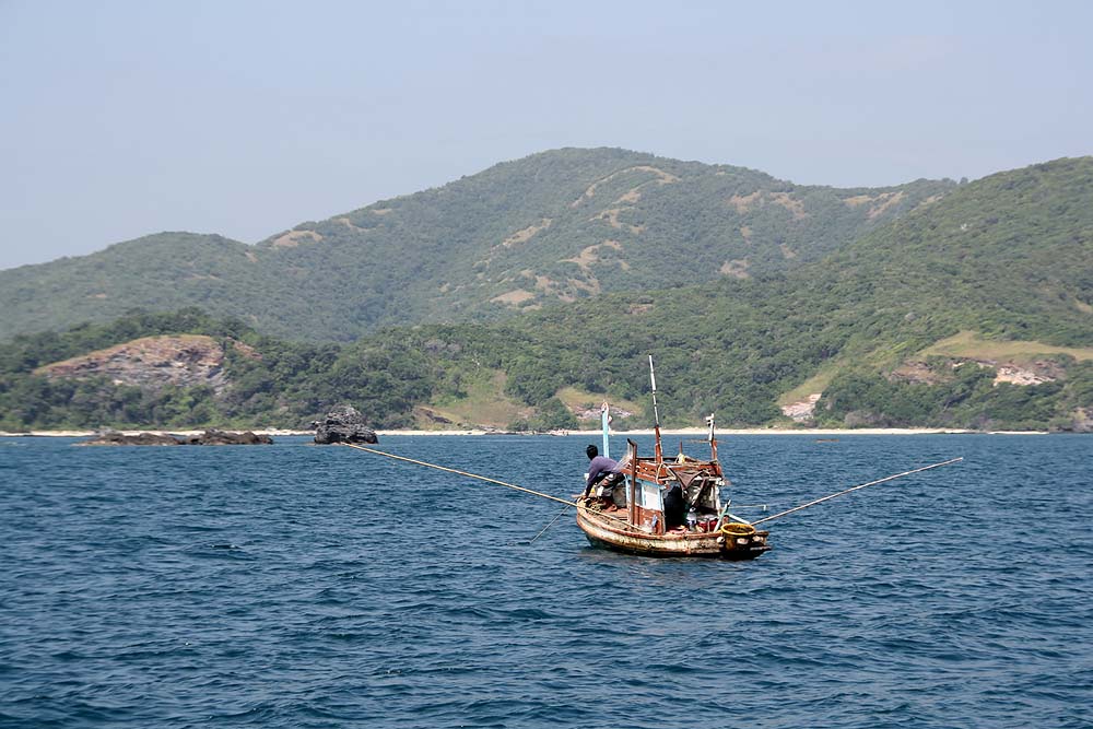 เห็นเรือลำน้อยลอยลำตกปลาและตกหมึกหอมส่งแม่ค้าอยู่ข้างๆเกาะ
 :kiss: