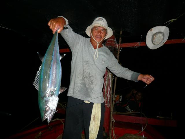 นั่งคุยกันพ้กใหญ่ผมบอกว่าแถวนี้ปลาด็อกทูส ทูน่าเยอะ โกก้างเลยถามผมว่าเจ้าปลาด็อกทูส ทูน่า หน้าตามันเ