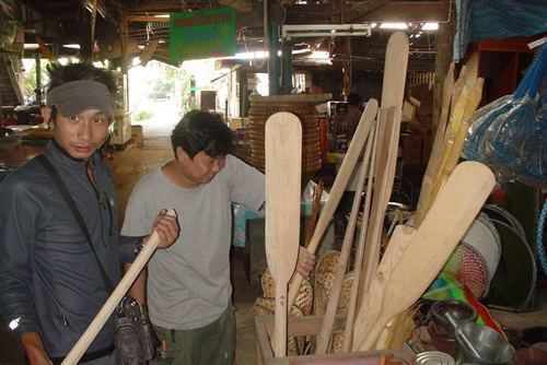 ช่วงแวะทานข้าว เดินผ่านร้านอุปกรณ์ทำการเกษตร เราก็ได้เจอกับผู้ชายพายเรือด้วยครับ... :dance: