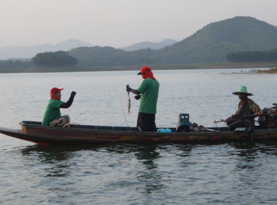 ถ่ายรูปเป็นที่ระลึก กันใหญ่เลยครับ