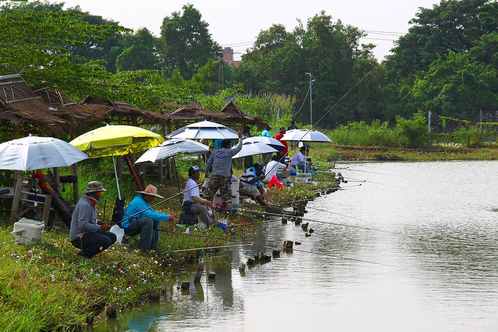 พอประจำที่ก็ตั้งทุ่นปรับระยะเพื่อเตรียม................  รู้สึกว่างานนี้จะเน้นไปทางตกแบบลอยกลางน้ำกั