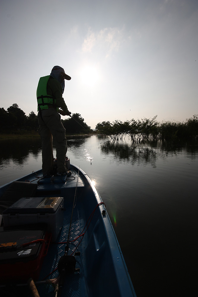 หมอยศซึ่งยืนอยู่ที่หัวเรือถือคันเบ็ดเตรียมพร้อม และคอยจ้องอยู่ตลอดเวลา

 :love: