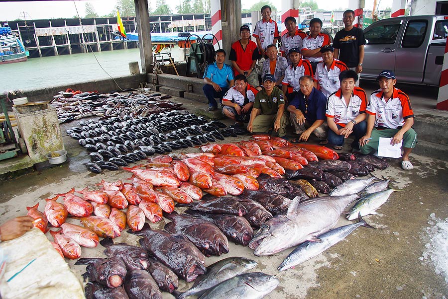  [b]ขอลากันด้วยภาพหมู่ภาพนี้เลยนะครับ สามวันผ่านไปจบได้ซะที 


สุดท้ายนี้ต้องขอขอบคุณพี่โก้ คมเบ็