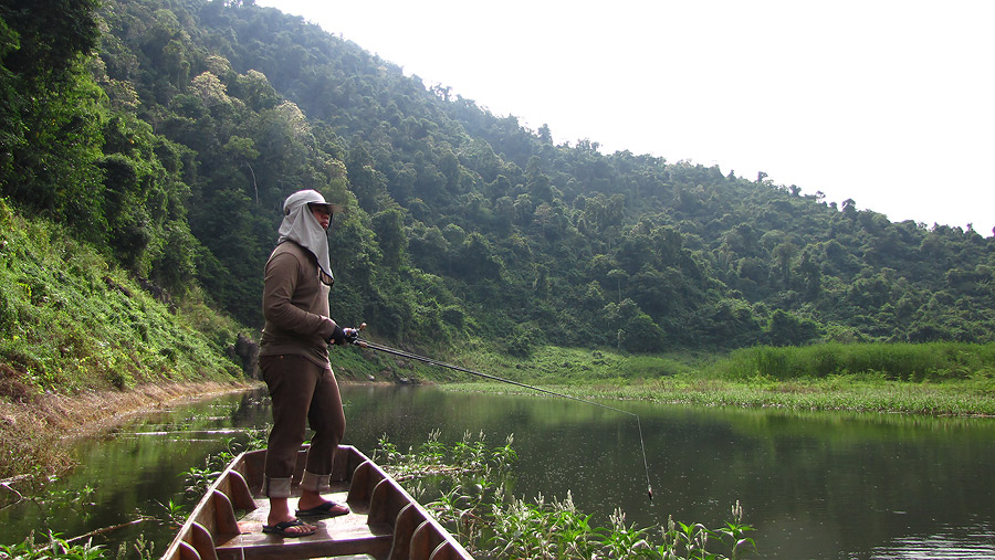    ขณะที่รออยู่ เรือเราลอยติดหน้าผา  