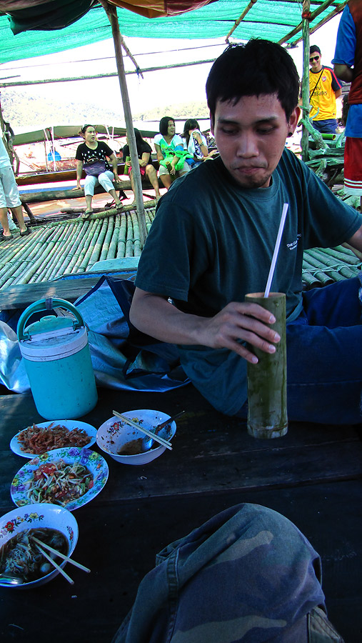 
   มาถึงร้านอาหารกลางน้ำแห่งเดียวในเขื่อนทั้งที.........หม่ำกันดีกว่า  กินข้าวด้วยกันนะครับ   :umh