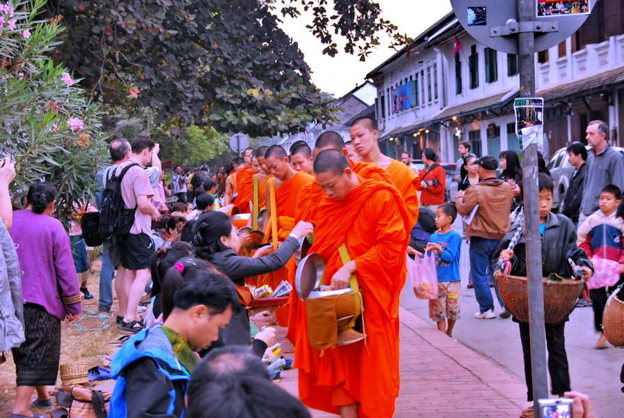 [b]พระมาแล้วครับ.....เดินขบวนเป็นแถวตรงรับบาตร...และข้าวเหนียวและสิ่งของที่ญาติโยมนำมาถวายครับมีทั้ง