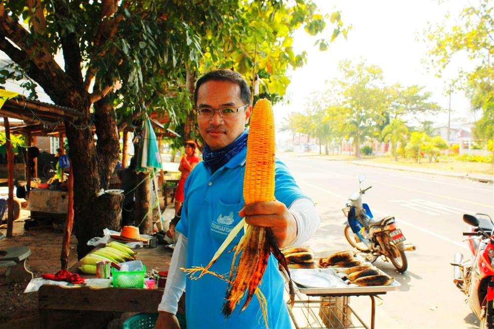 มาถึงร้านข้าวเห็นเค้าย่างข้าวโพดขายเลยจัดมาซะ