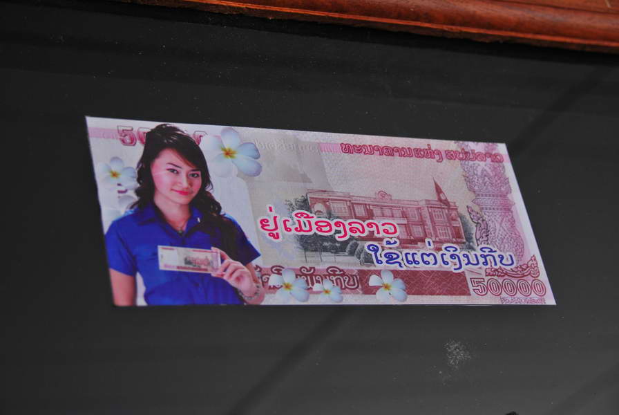 [b]รัฐบาลลาว...รณรงค์ให้คนลาวและคนที่เข้าไปในลาวใช้เงินกีบกันครับ....แต่คนลาวบอกชอบเงินไทยครับใช้ได้